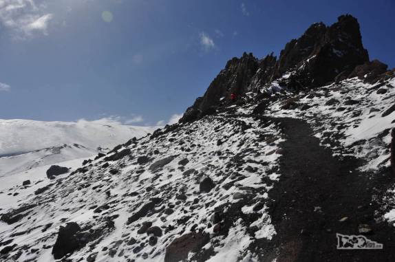 Trilha nos leva ao alto das escarpas vulcânicas de Deception Island, na Antártida